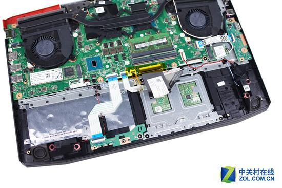 撕下胶带后下方的众多连接线毫无固定