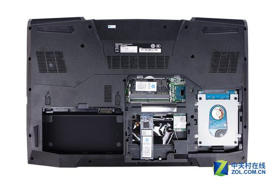 机械革命与炫龙的两款机器模具相同，后盖有快拆板设计