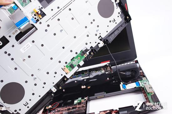 炫龙炎魔T50的开关设计稍有不同