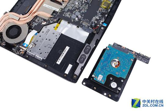 内部的2.5英寸硬盘其实原本是给光驱的接口转接的