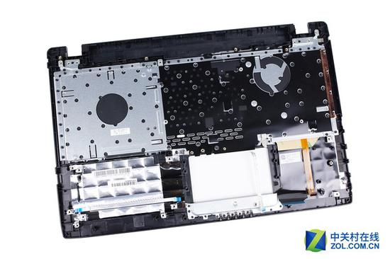 键盘背面有金属板支撑