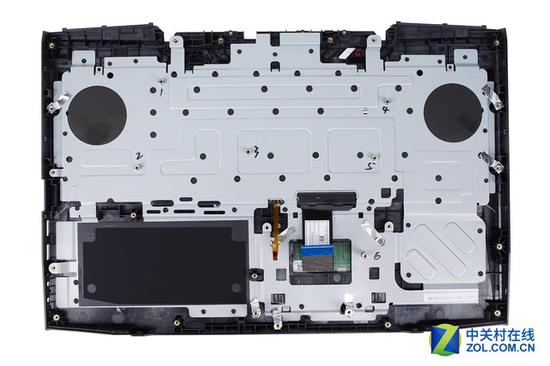 C面的背面几乎覆盖了一整块金属背板，强度相当高