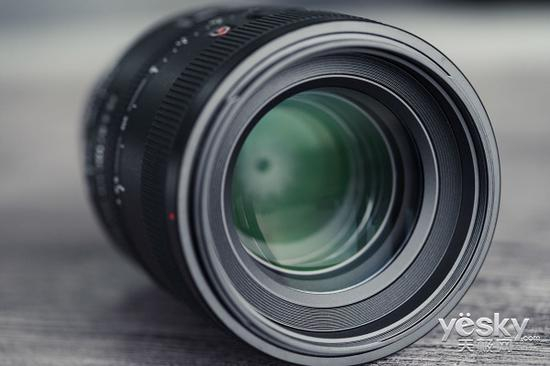 萤绿色镀膜为索尼自家研发的纳米AR涂层，可有效减少光线杂散反射