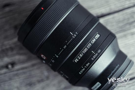 俯视镜头，从前到后依次是对焦环、光圈环及微距切换环（含锁定按钮）