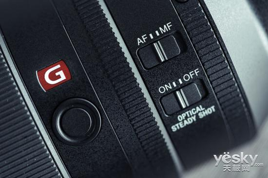 镜头左侧设有自动/手动对焦拨杆及防抖开关，朱红色大“G”Logo下方是对焦锁定按钮