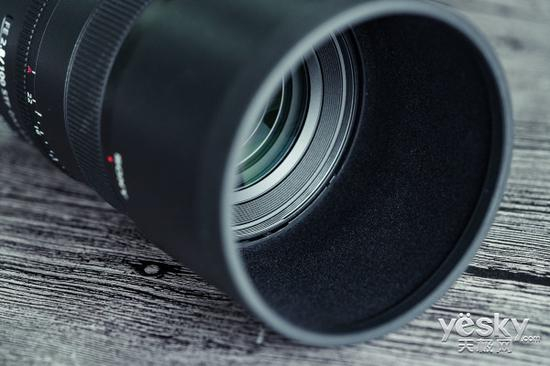 镜头口径72mm，遮光罩型号ALC-SH147，遮光罩内部植绒