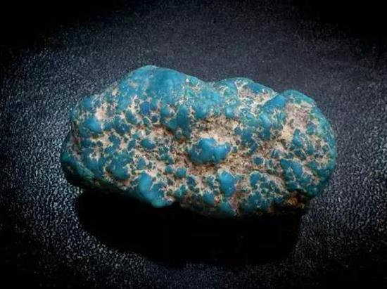 绿松石（Turquoise）意为土耳其石。图为25毫米长的卵状绿松石。图片来源：wikipedia.org