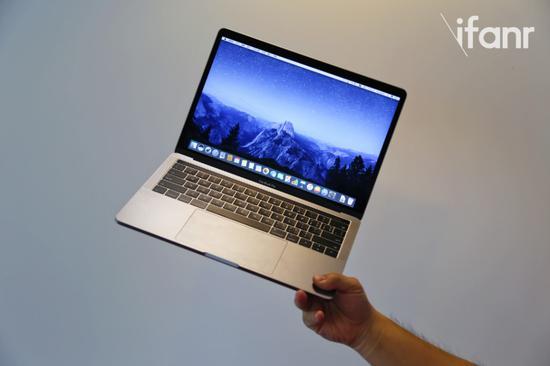 2017款MacBook Pro评测：性能强没强续航长没长？_手机新浪网