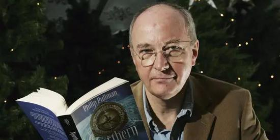 菲利普·普尔曼深信宇宙“有生命、有意识、有意义”。图源：huffingtonpost