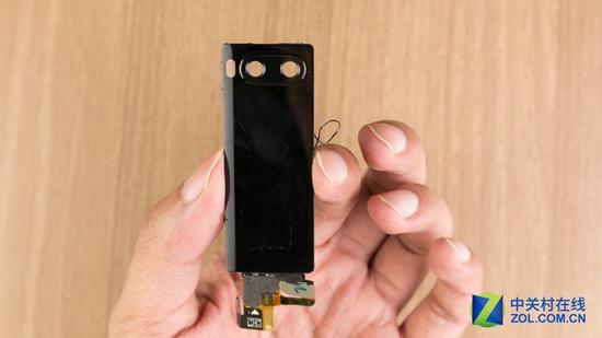 &nbsp;&nbsp;&nbsp;&nbsp;拆下来的画屏很明显是略微曲面的，目的是为了迎合机身背壳边角的弧度。