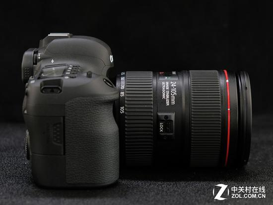 机身左侧，能看到相机仍然是单卡槽设计