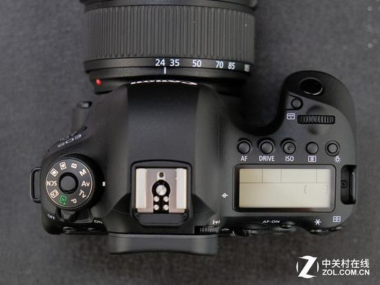 从机顶来看，新相机增加了对焦选择钮，操作更快捷