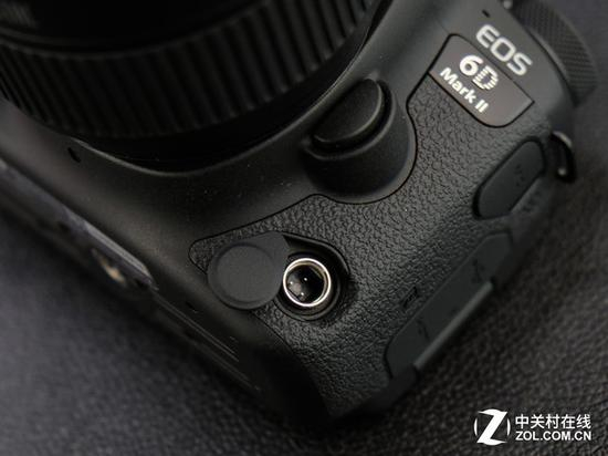 EOS&nbsp;6D&nbsp;II上移到机身正面的快门线接口