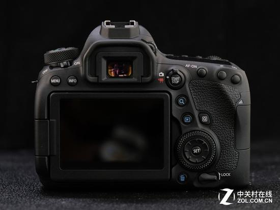 相机背面，最大的变化是全新的可翻转触控屏