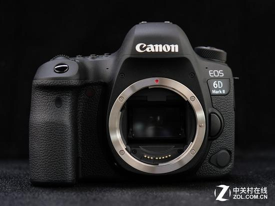 从机身正面来看，EOS&nbsp;6D&nbsp;II的机顶线条显得更高