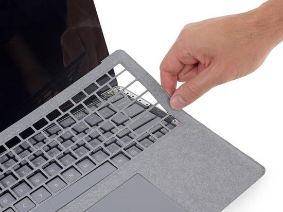 拆解Surface&nbsp;Laptop的第一步就是撕掉这层Alcantara。图/ifixit