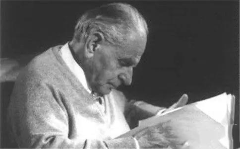 卡尔·波普，是当代西方最有影响的哲学家之一，他1934年完成的《科学发现的逻辑》一书标志着西方科学哲学最重要的学派――批判理性主义的形成