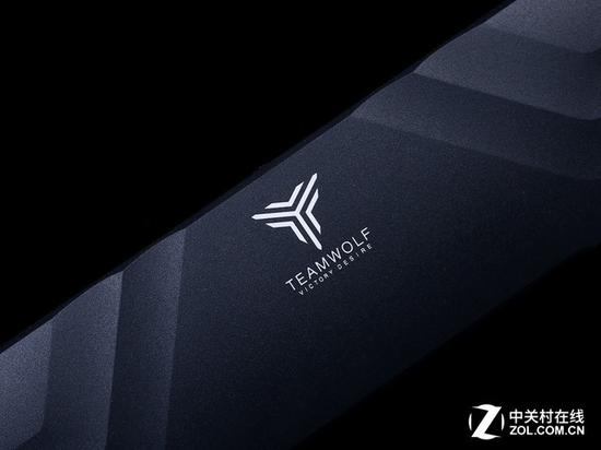 手托上的狼派logo
