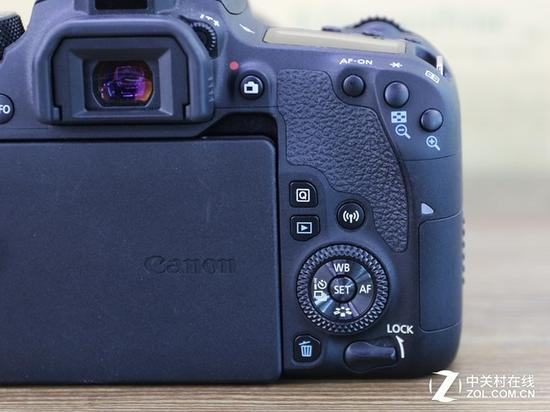 复合拨轮以及快捷键让很多摄影参数的调整手到擒来