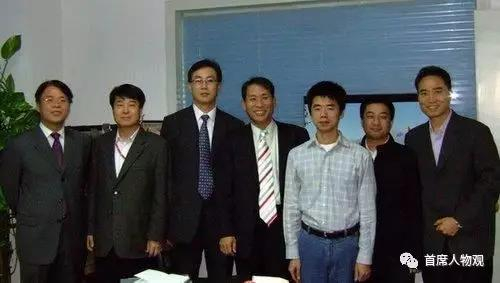 图：右起第三个，创业初期的黄章