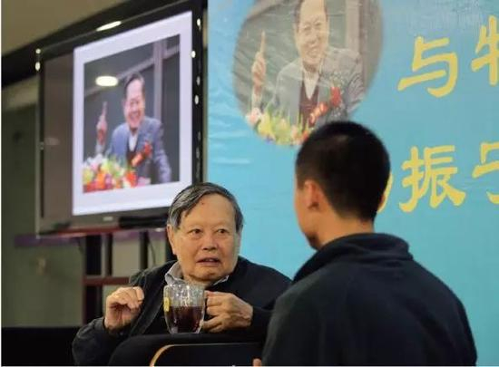 图7 杨振宁先生在清华学堂物理班做报告的时候，学生上台提问，他在认真聆听