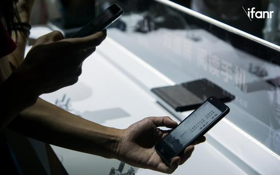 而双屏显示、阅读优化，就是它的产品特色。