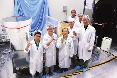 中科院上海技术物理研究所干涉式大气垂直探测仪团队送正样产品出所