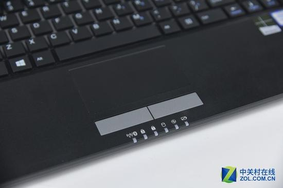 触控板和指示灯特写