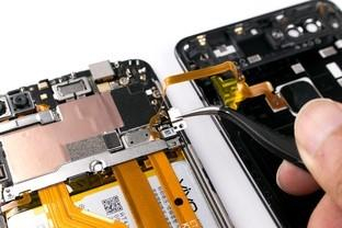 所以接下来，先将这枚独立金属盖板的固定螺丝卸去，随后取下这枚盖板。