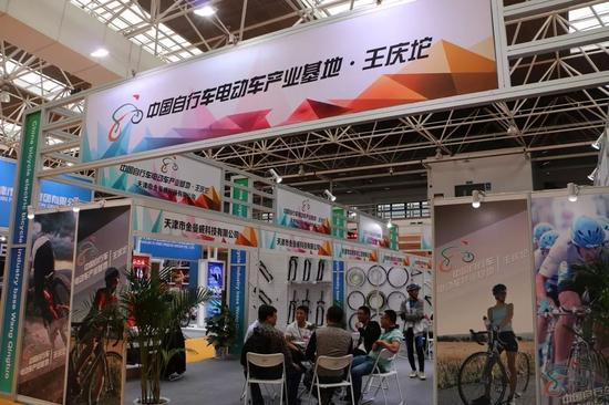 　　共享单车为自行车小镇带来了短暂的春天，王庆坨镇自行车电动车企业参加“2016亚洲自行车精品博览会”。@王庆坨镇政府网站