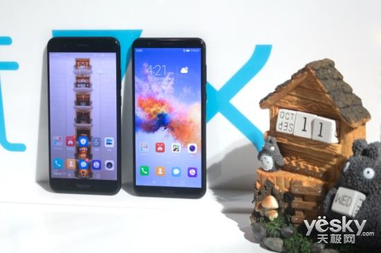 荣耀V9（左）与荣耀畅玩7X（右）