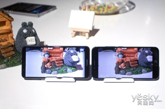 荣耀畅玩7X（左）与普通手机