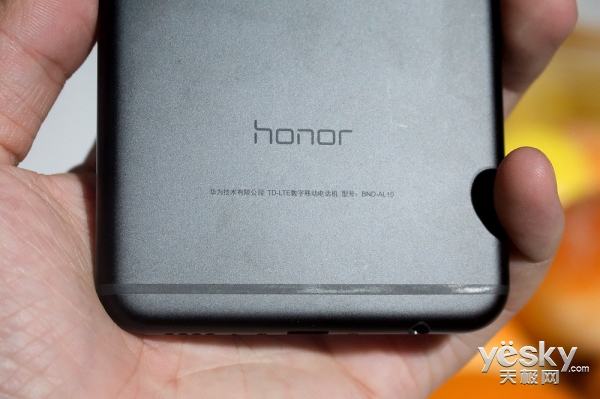 荣耀畅玩7X单手轻松握持