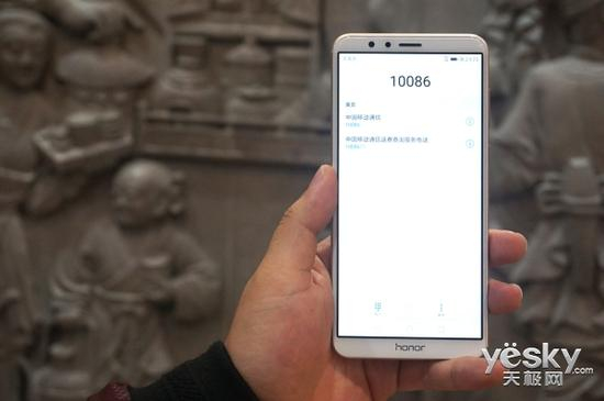 荣耀畅玩7X单手握持