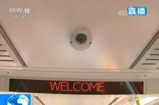 车内的摄像头向当地管理部门及国家安全部门提供实时监控画面，极大的保证了乘客安全。