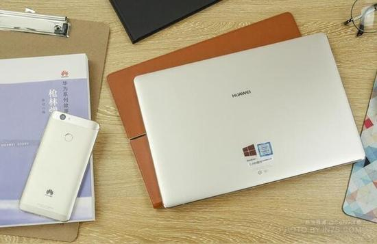 MateBook&nbsp;E不提供后置摄像头是华为希望更明确其专业产品而非娱乐产品的性质。