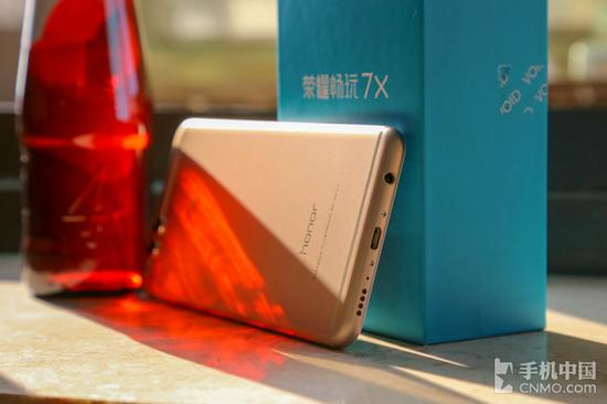 荣耀畅玩7X采用Micro-USB接口并保留了3.5mm耳机接口