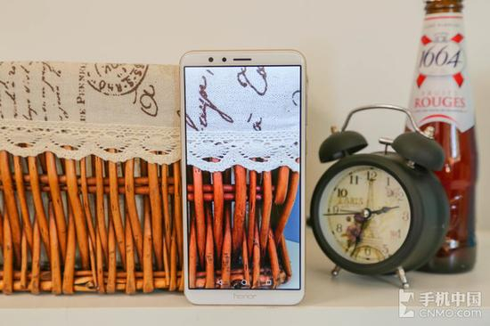 荣耀畅玩7X的18：9全面屏