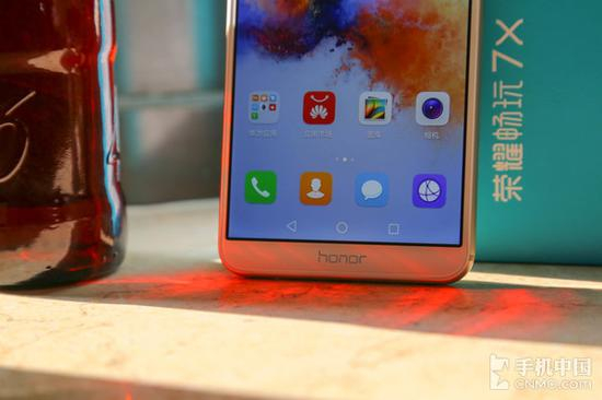 荣耀畅玩7X机身下方仅有荣耀logo