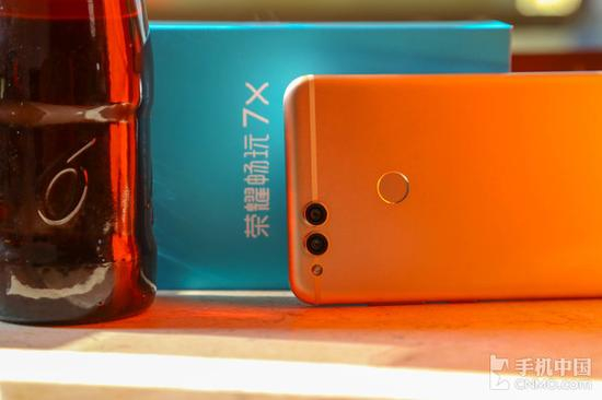 荣耀畅玩7X机身背面