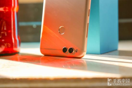 荣耀畅玩7X机身背面