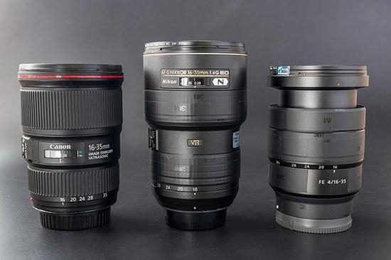 索尼16-35mm&nbsp;F4（右）是三者中唯一采用外变焦的镜头