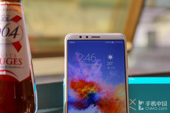 荣耀畅玩7X机身上方仅有前置摄像头、光线传感器和听筒