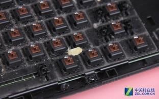 拆开后内部各种食物残差等杂物显露了出来