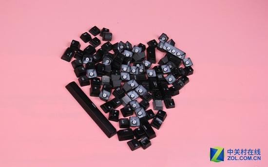 拆下的键帽&nbsp;摆成“爱你”的形状