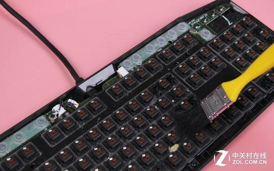 用毛刷清理内部浮土