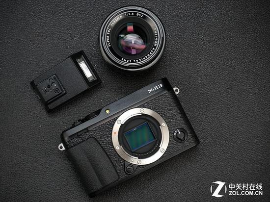 富士X-E3是一款很有操控乐趣的无反相机