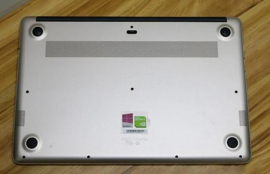 D面依旧是磨砂金属外壳