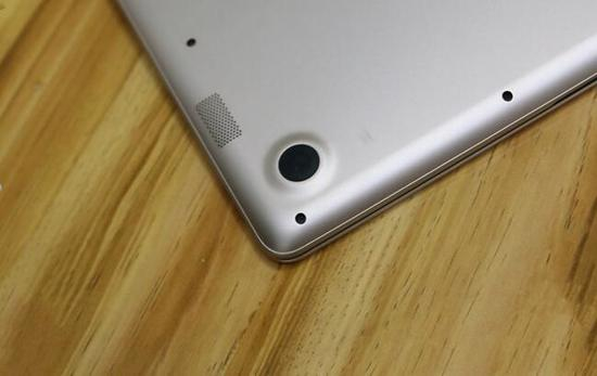 左右两侧位置对称的是两个扬声器