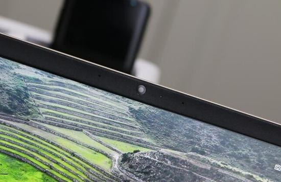 上部由于有摄像头和降噪麦克风组件的存在，所以稍显宽了一些